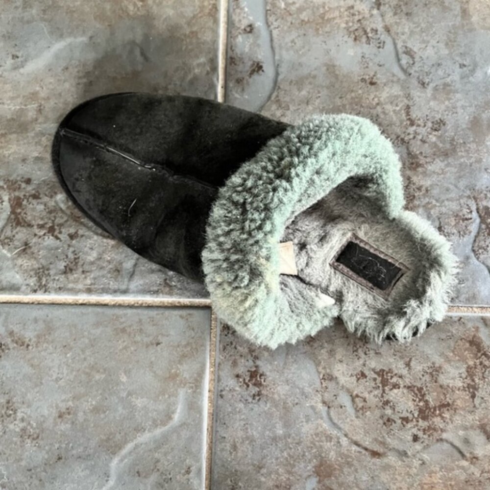 UGG Men Black Scuff Leather Slipper - Picture 2 of 4